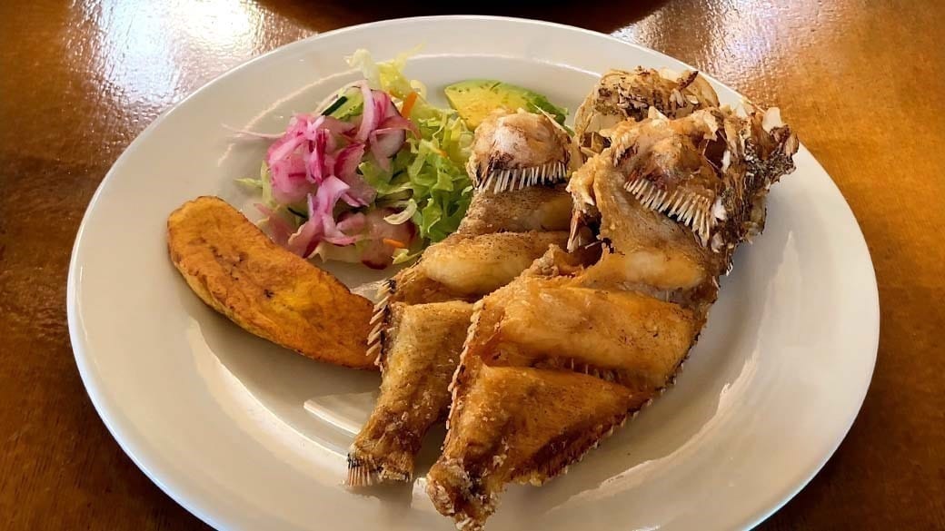 Frittierter Lionfish auf dem Teller im Kas di Piskado Purunchi auf Curacao