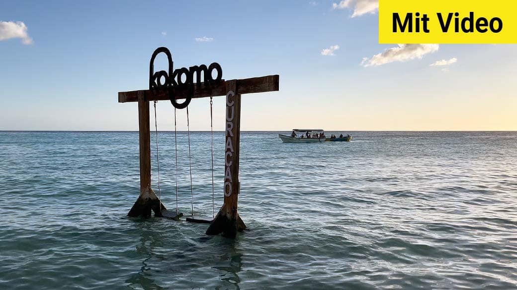 Die berühmte Kokomo Schaukel im Wasser und dahinter zwei Boote - Bild mit gelber Video Kennzeichnung