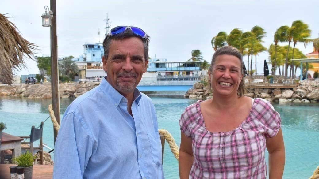 Bryan Horne und Maike Rosenthal treffen sich zum Interview im Hemingway auf Curacao
