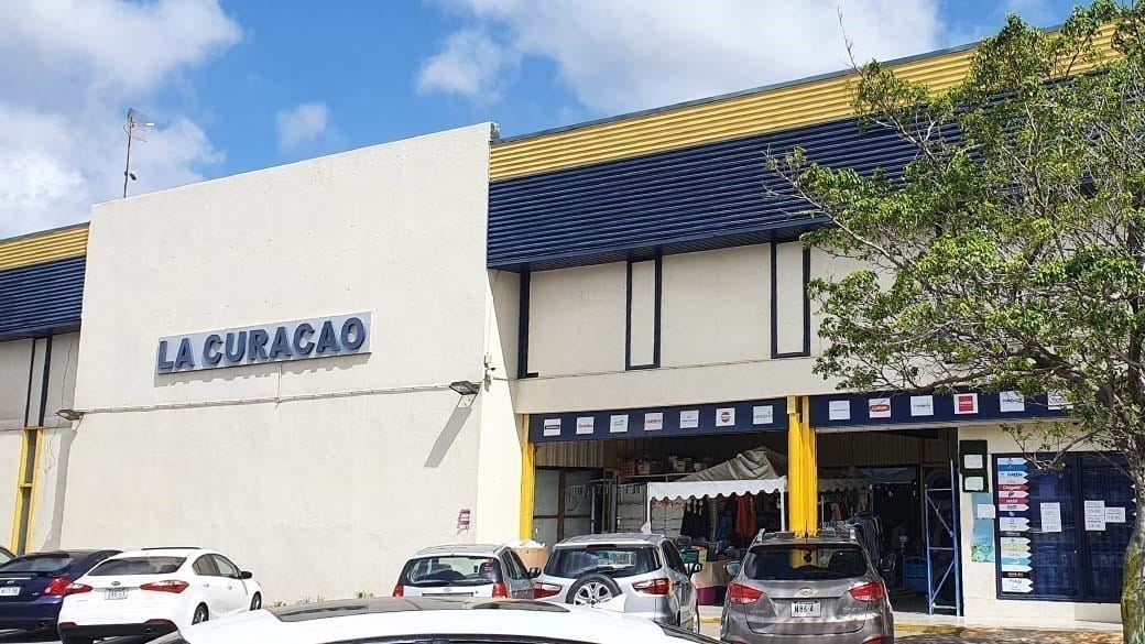 Fassade und Eingang der Stammfiliale des Kaufhauses La Curacao im Jan Noorduynweg auf Curacao